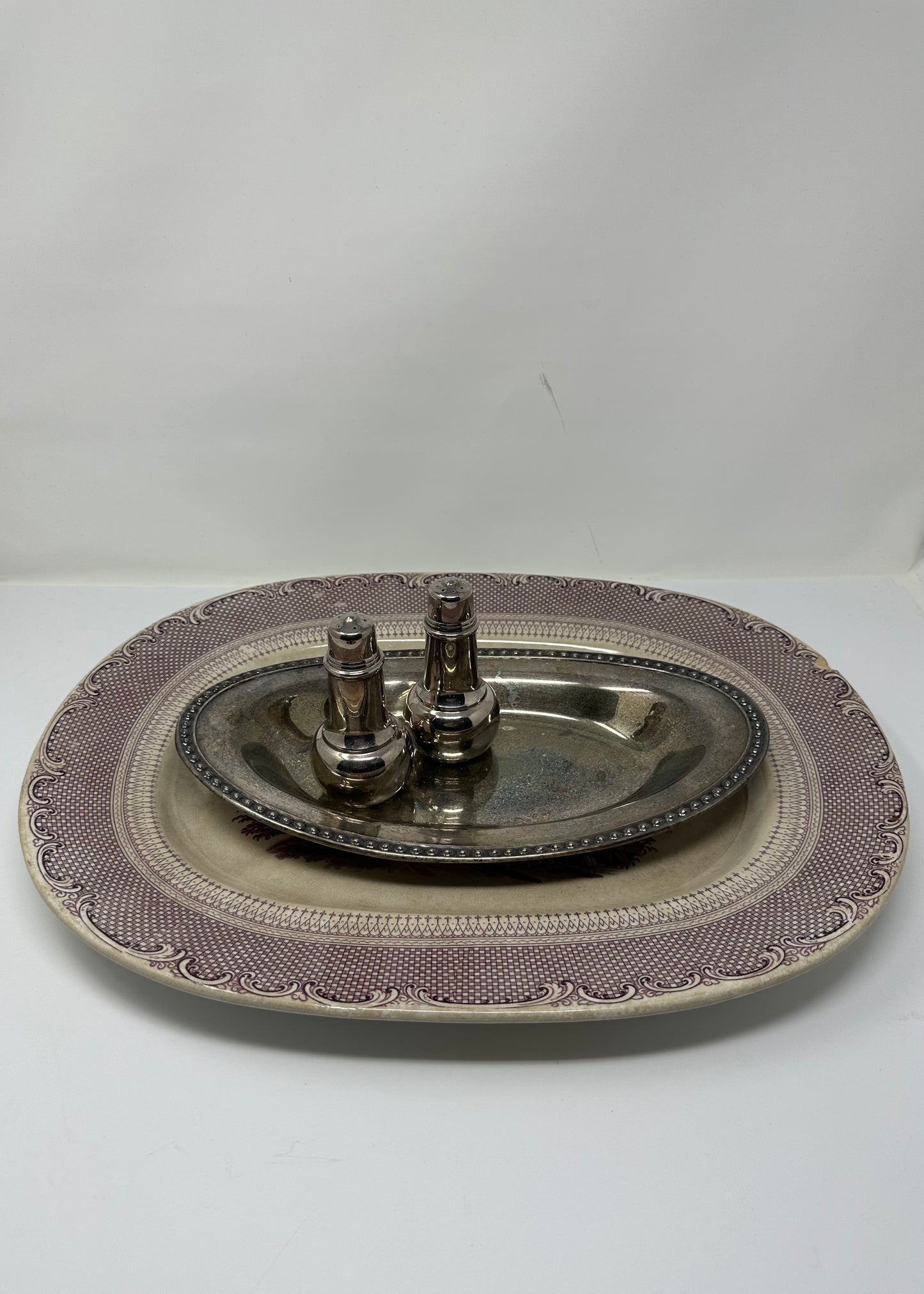 Vintage Oval Tray II - Timeless Elegance for Your Home with this bread tray