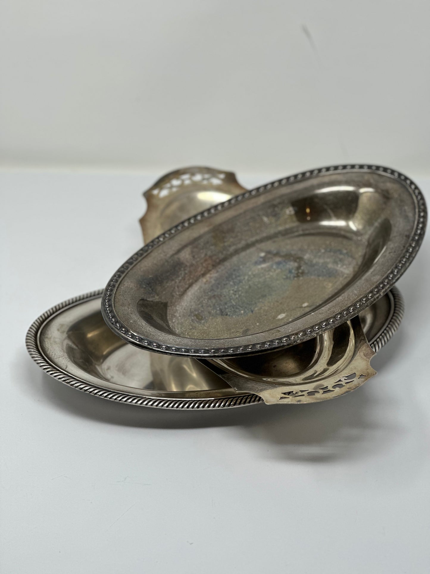 Vintage Oval Tray II - Timeless Elegance for Your Home with this bread tray